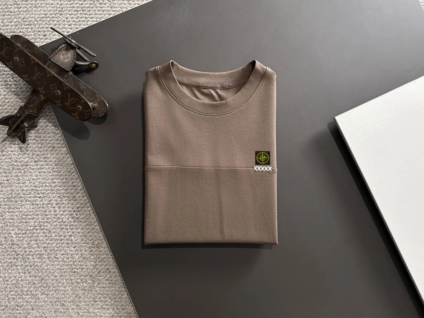 🅿️330 shipped next day. High version Stone Island/Stone Island 25ss spring and summer new high-definition T-shirt. Made with machines imported from Italy. It is truly the most luxurious and high-quality. It is a style that you can wear with your eyes closed. Combed and heavyweight fabrics. High-strength and heavy-weight fabrics feel full of weight when weighed. The upper body is also more textured than ordinary T-shirts and is not easy to deform. This texture can cope with the weather. It is sweat-absorbent and breathable, suitable for both hot and cold conditions! Perfectly produced with reference to the original stitch and stitch! The loose fit design is super noble. Custom-woven signature ribbed collar, cuffs, and hem. Really rare and rare goods Size: M-XXXL